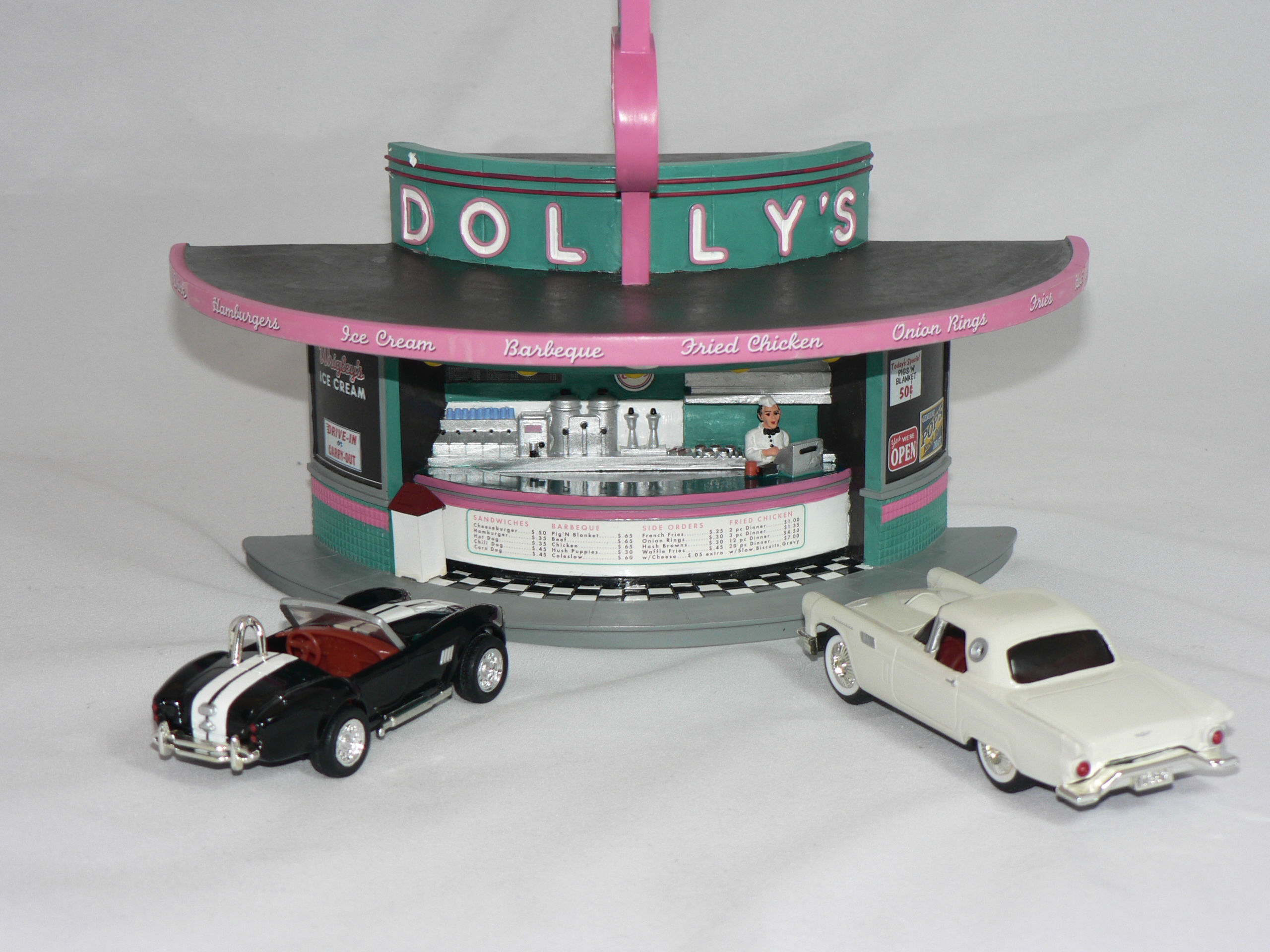 Dollys Drive-In + två bilar ingår  Ertl 1:43  Diorama 