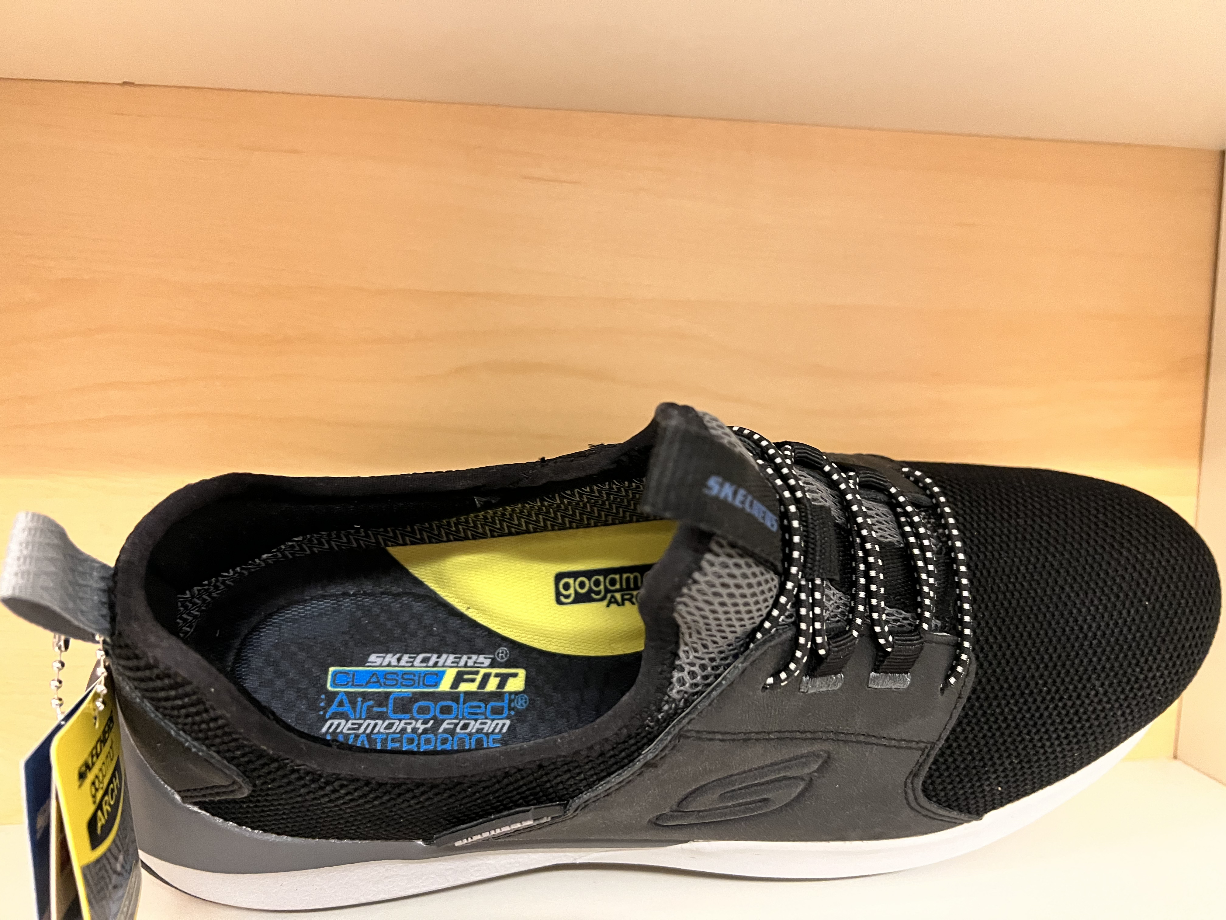 SKECHERS  Herrsko "Mens Neville" Streetwear med Memory Foam innersula som är uppbygd i hålfoten. Waterproof. - 2