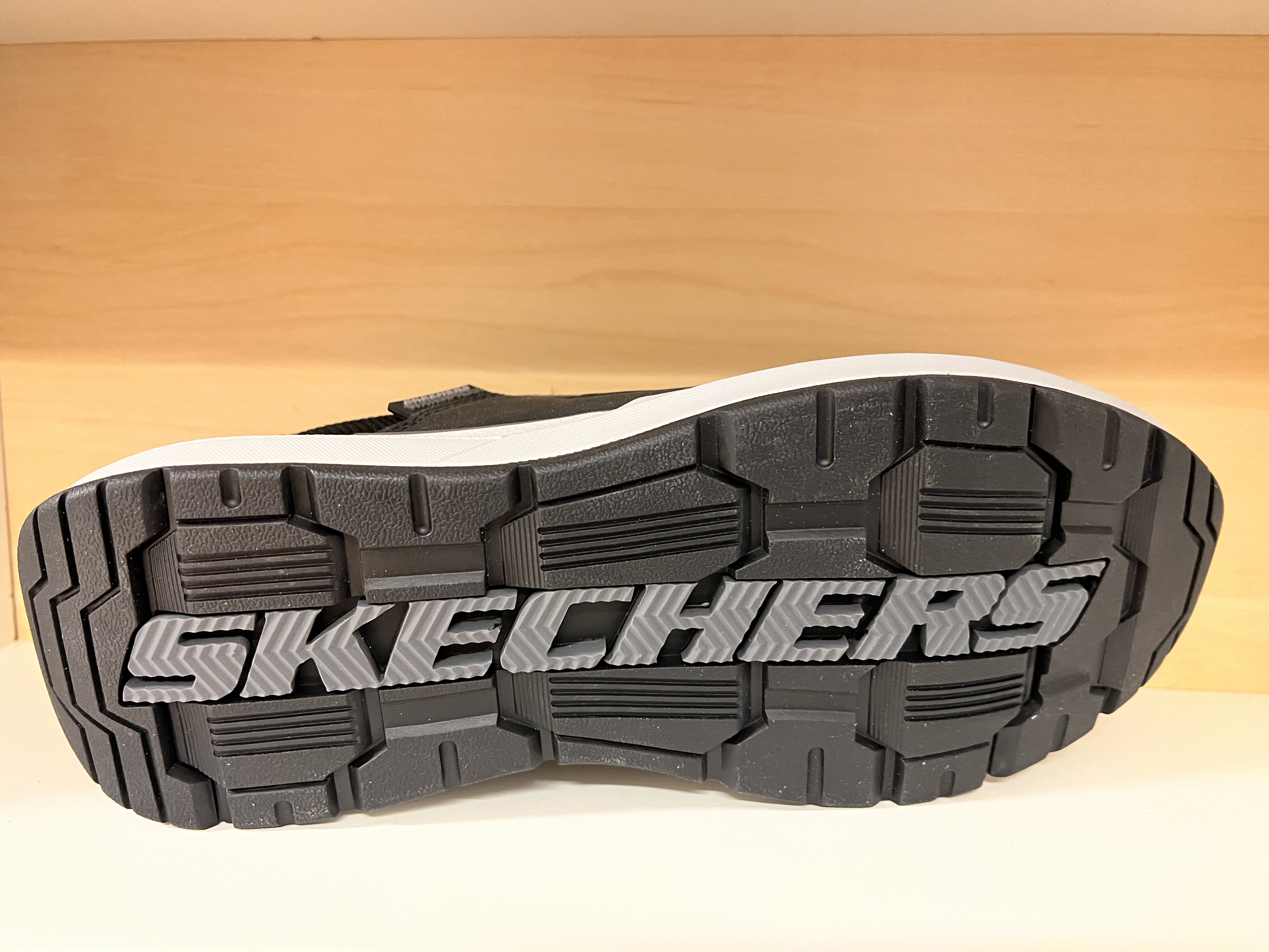 SKECHERS  Herrsko "Mens Neville" Streetwear med Memory Foam innersula som är uppbygd i hålfoten. Waterproof. - 3