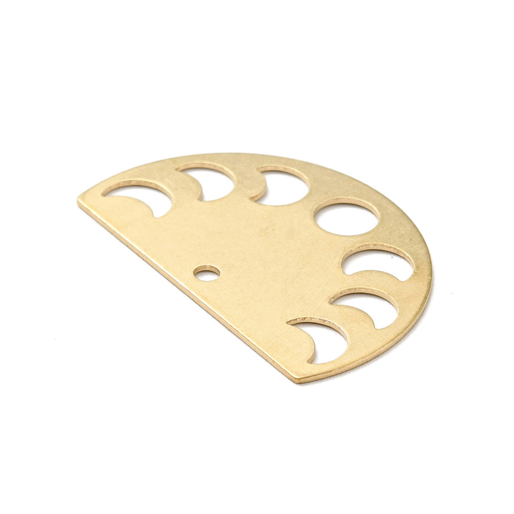 Månfaserberlock i mässing med utskuret motiv, 30 mm