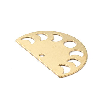 Månfaserberlock i mässing med utskuret motiv, 30 mm