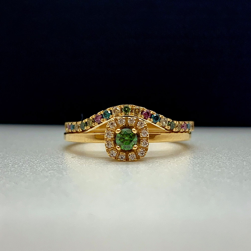 9012-1,6K (grön diamant) Sten: 1×0,10 ct & 12×0,005 ct Fattning: CARM fyrkantig 1  mittsten 0,15 ct