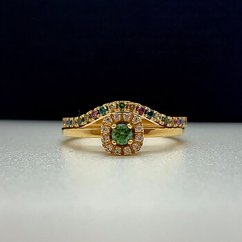 9012-1,6K (grön diamant) Sten: 1×0,10 ct & 12×0,005 ct Fattning: CARM fyrkantig 1  mittsten 0,15 ct