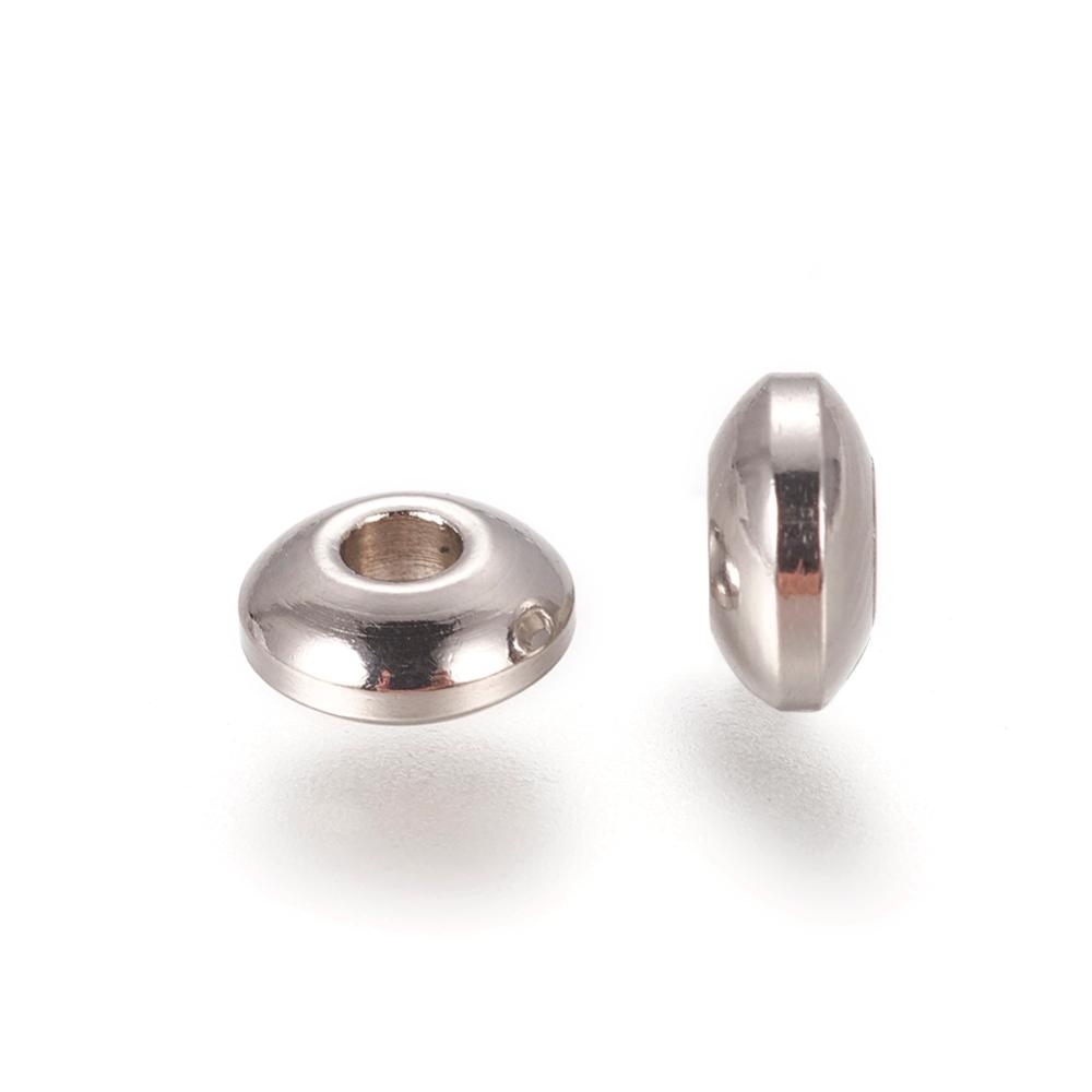 Rondellpärlor i rostfritt stål, ca 6 x 3 mm med hål 2 mm, visade i närbild.