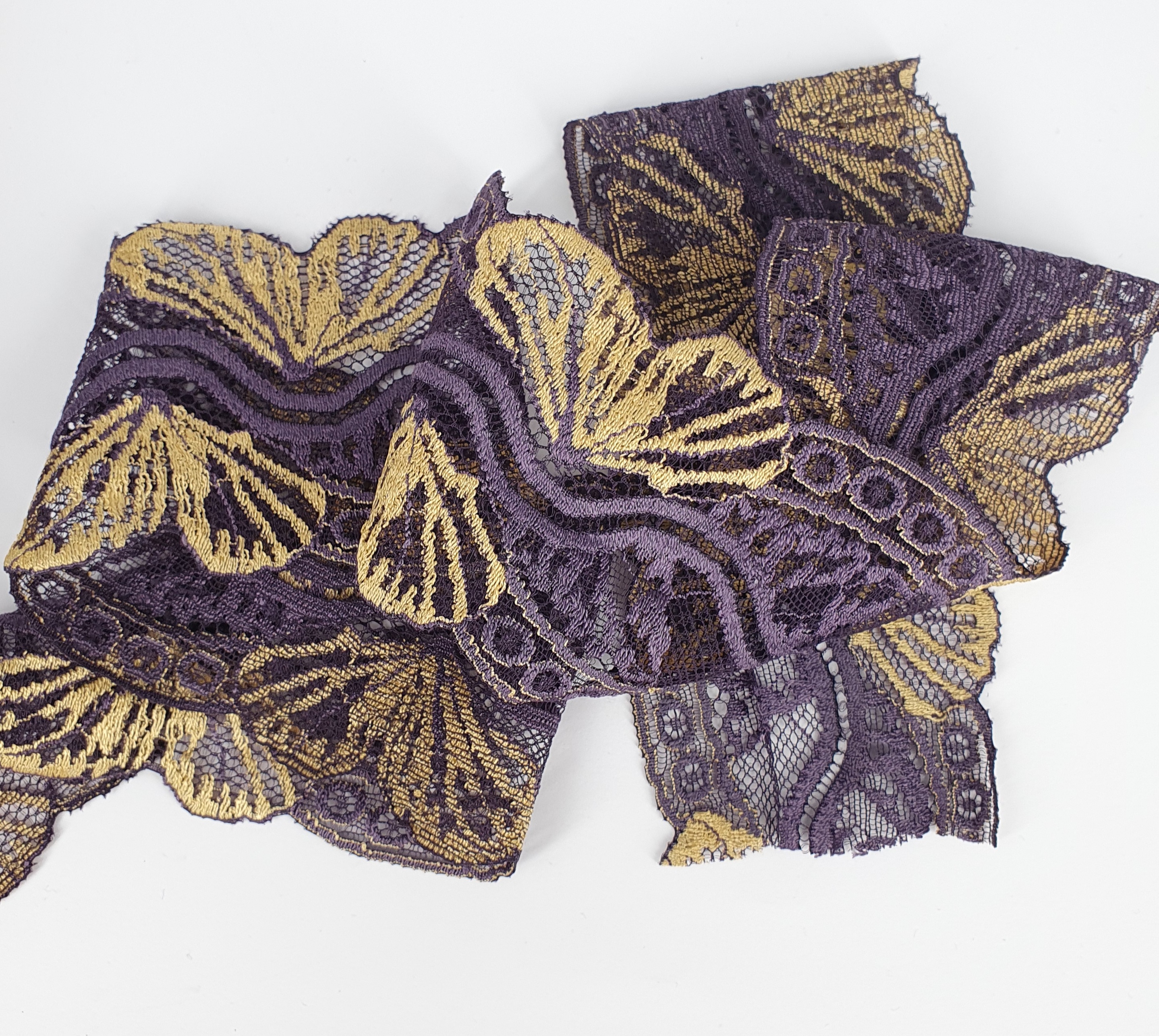 70 mm wide stretch lace - Purple with goldenyellow leafs - 6
