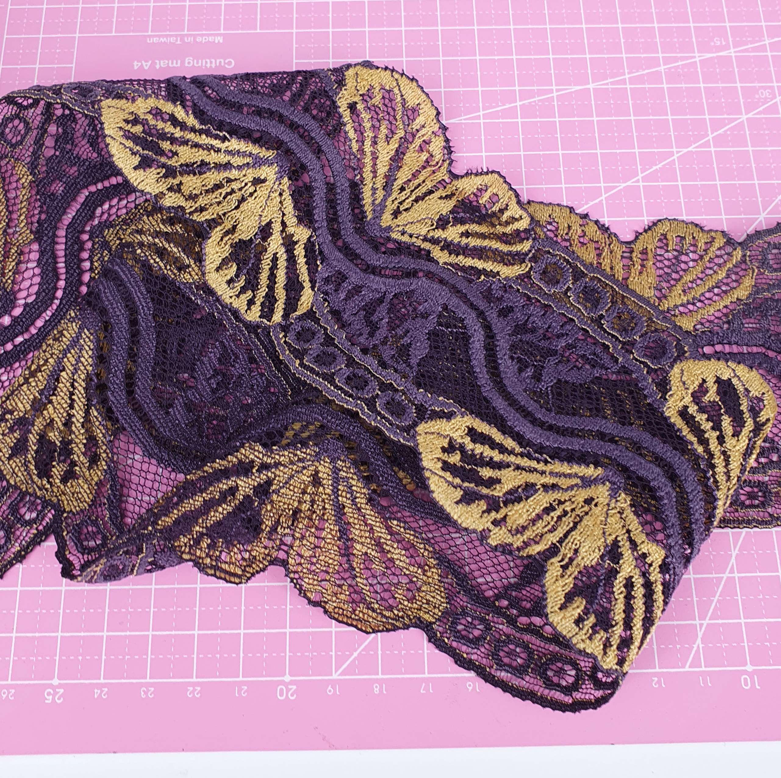 70 mm wide stretch lace - Purple with goldenyellow leafs - 3