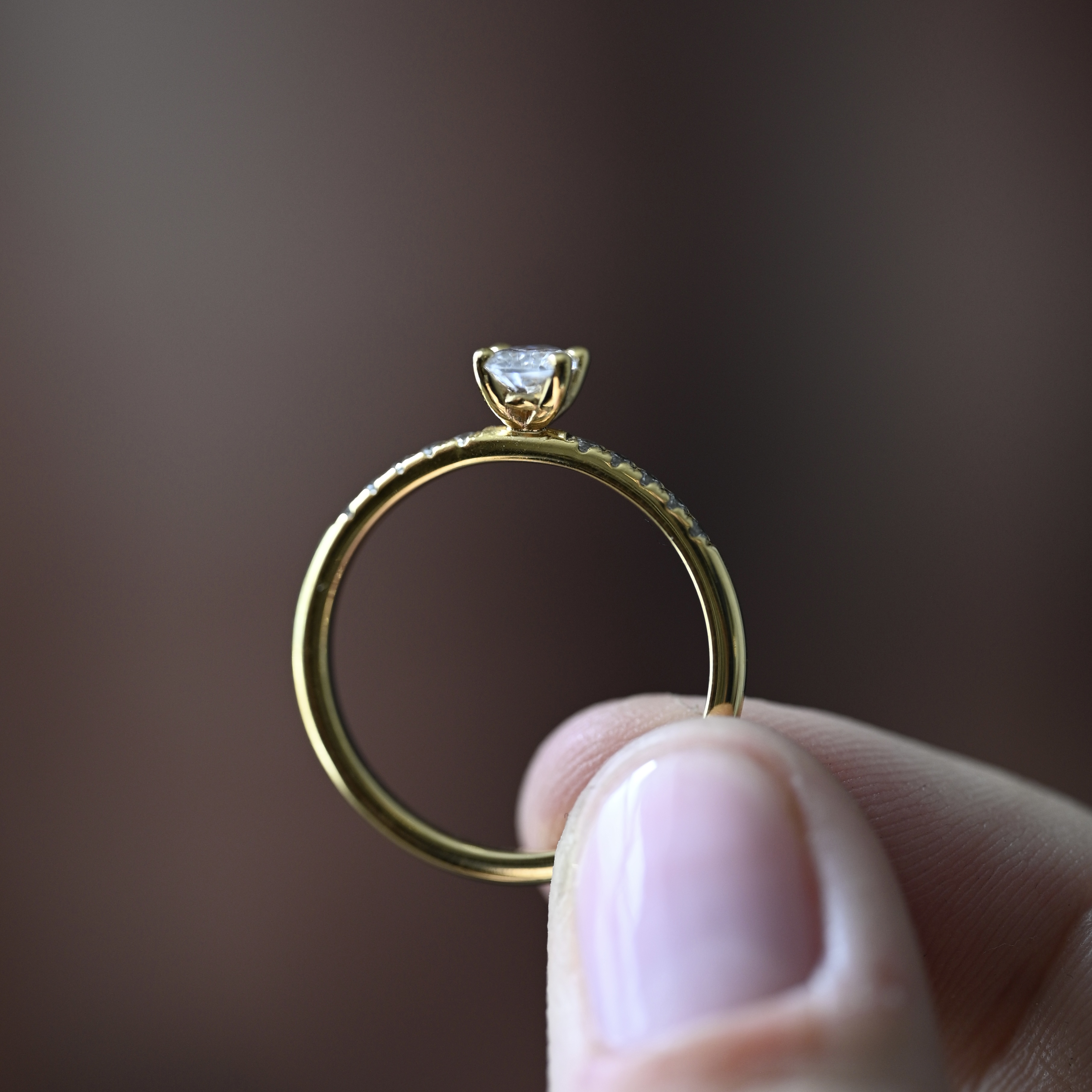 Ring oval diamant 0,50 ct  + sidostenar guld 18 karat 