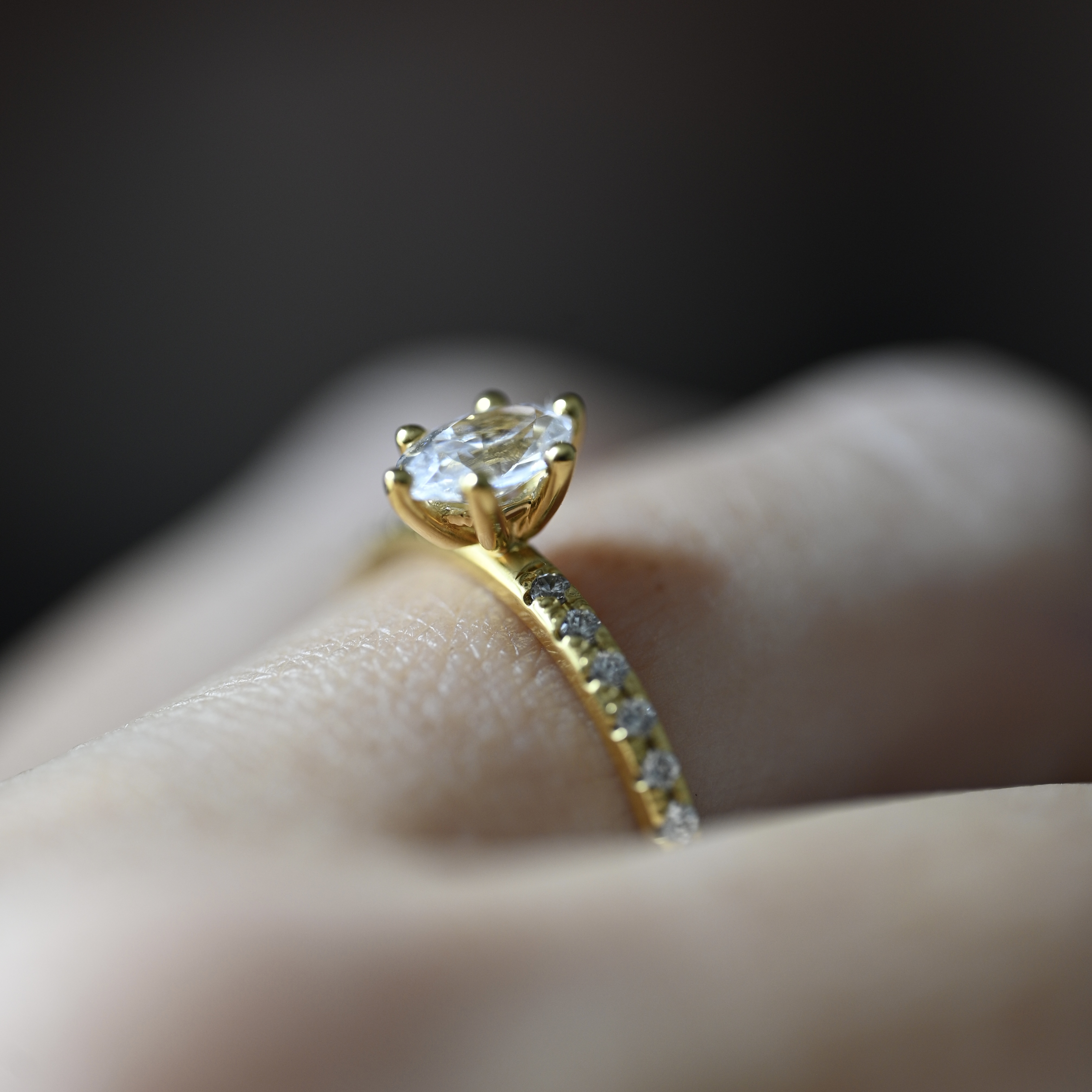 Ring oval diamant 0,50 ct  + sidostenar guld 18 karat 