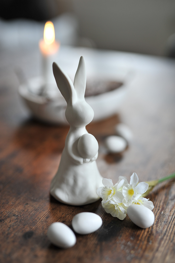 Rabbit - Hare with egg - Easter decoration - White - Ceramic - 16 cm - 3