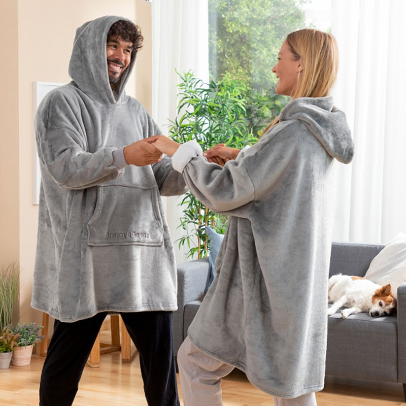 Man och kvinna med varsin oversized hoodie