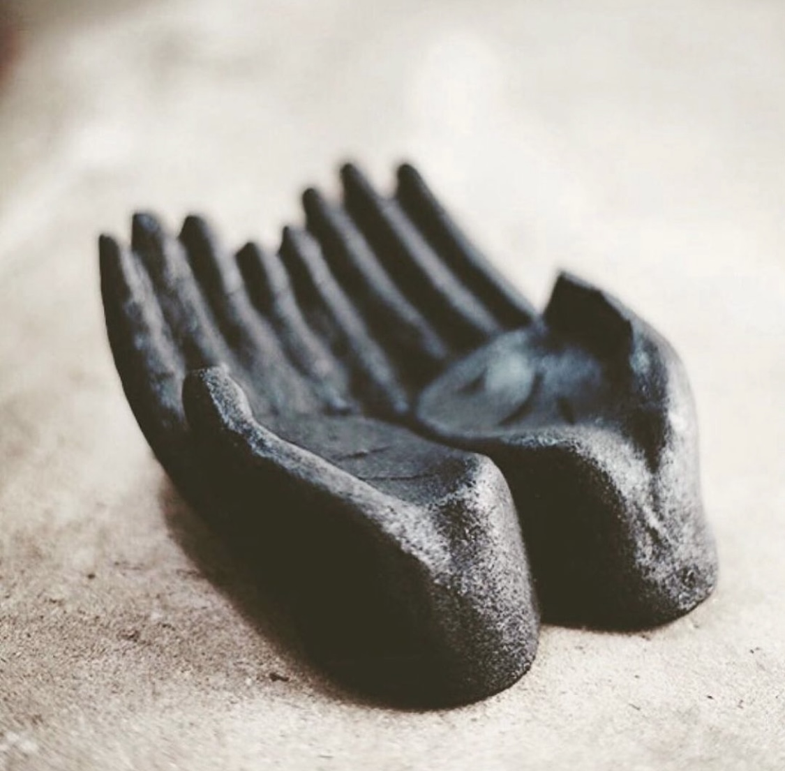 Noori objects givning hands 