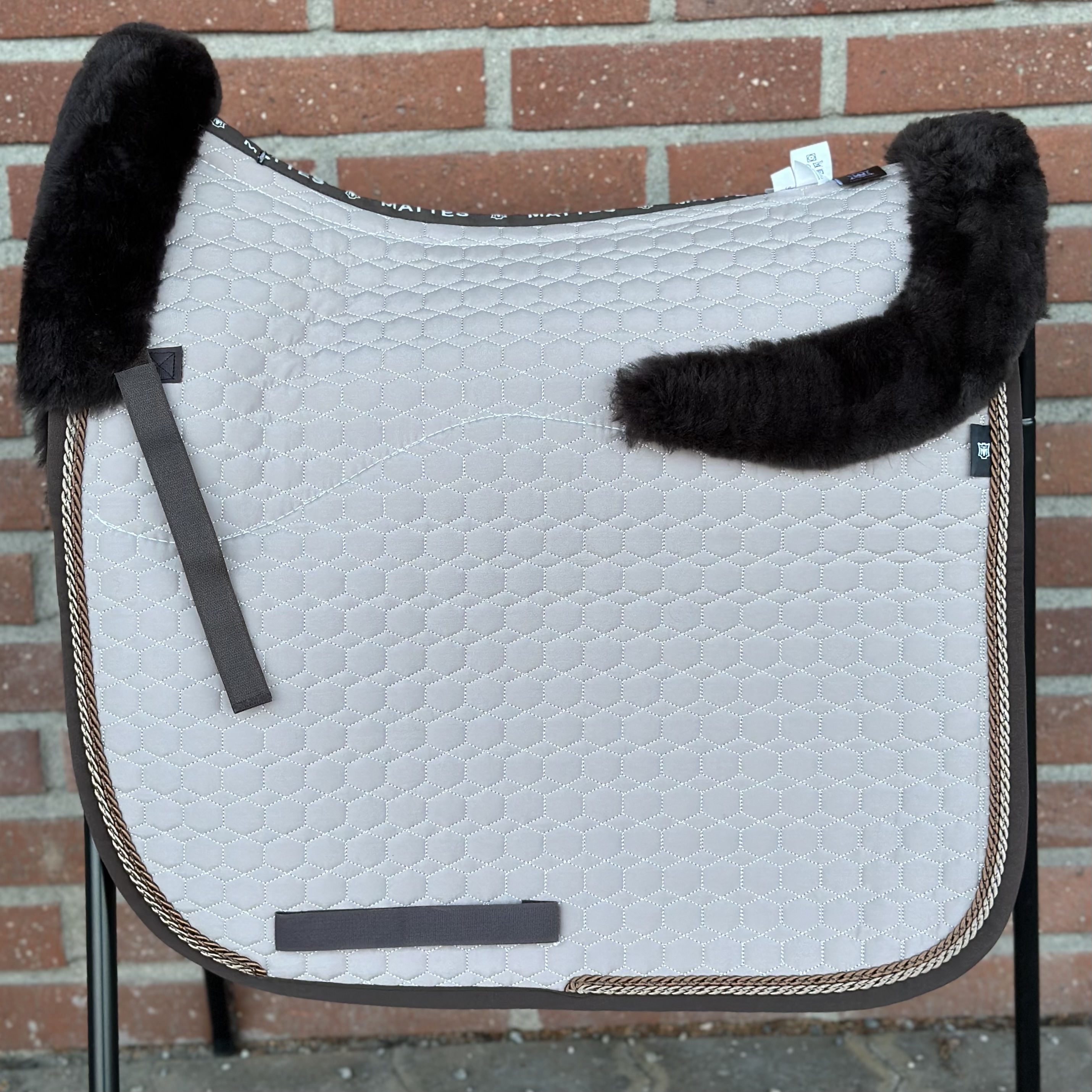 Mattes fårskinnsschabrak 2 flätor + kantband