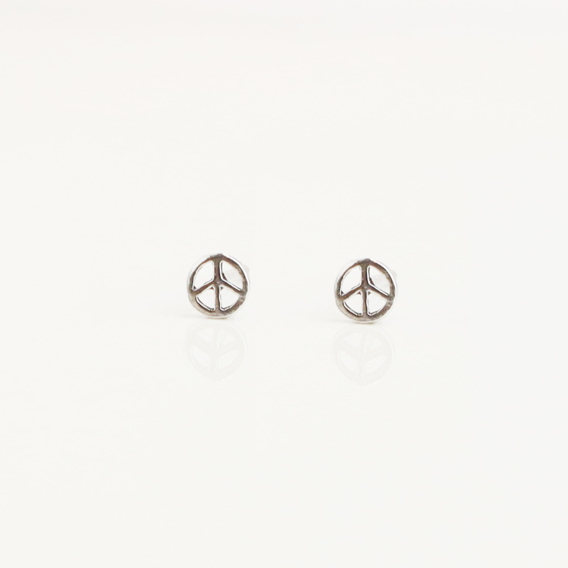 silverörhänge med stift och peace märke 