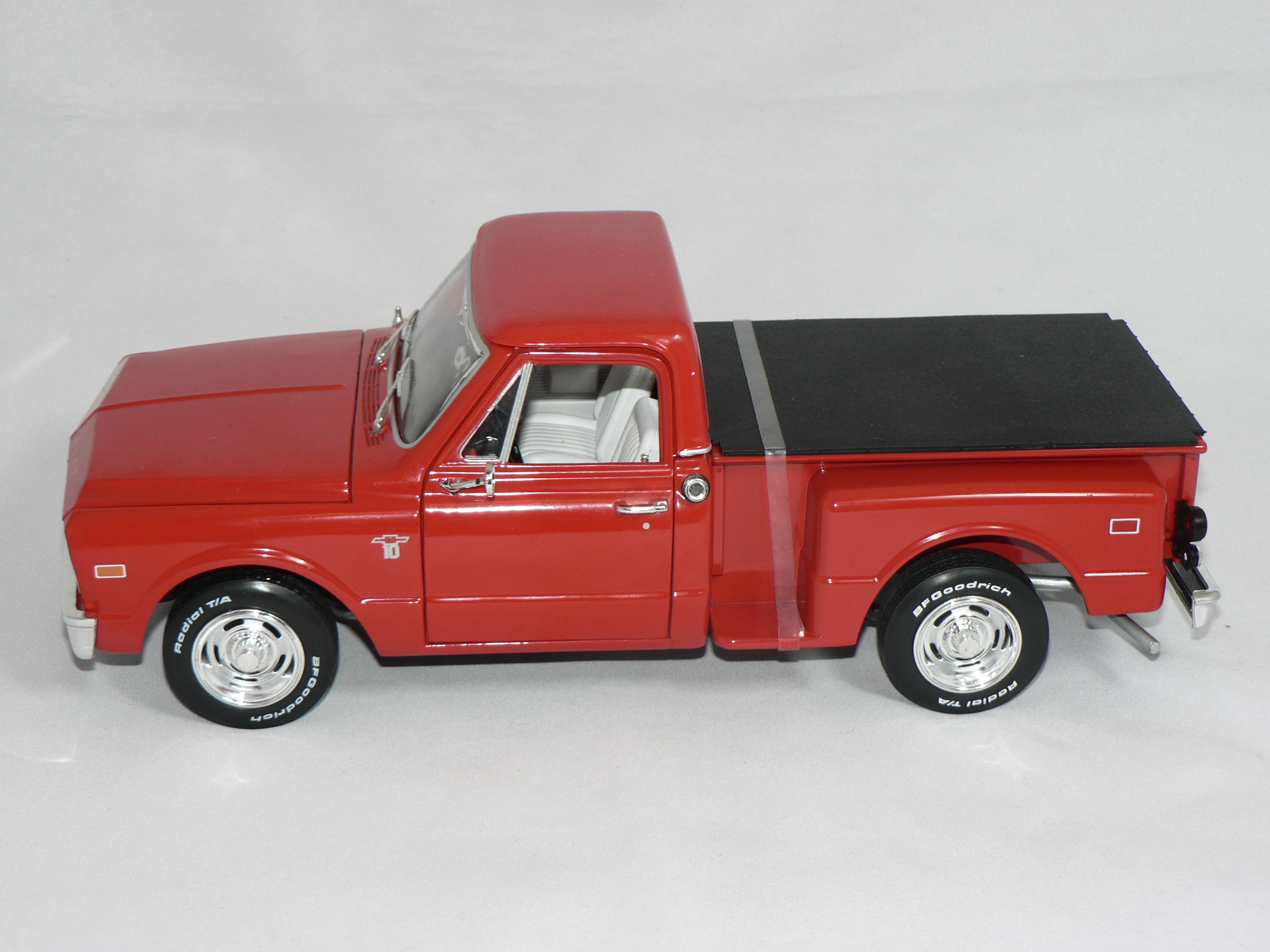 Chevrolet  C-10  1968   1:18 Ertl/Auto World - 3