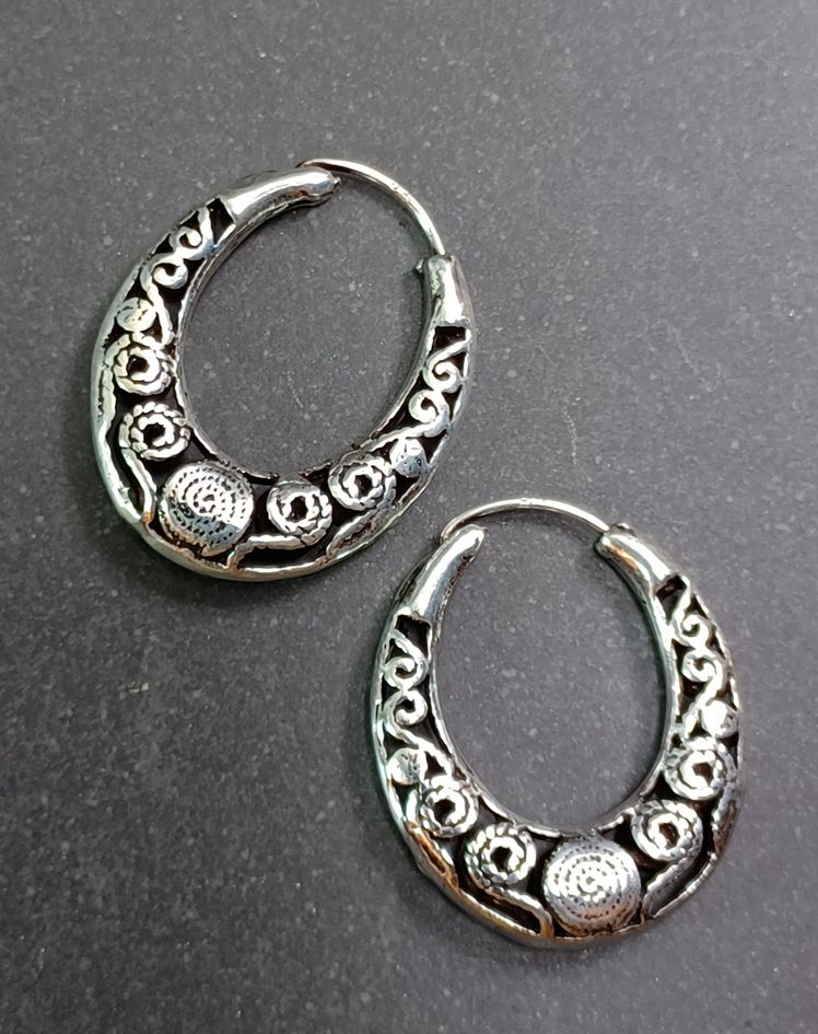 Ovalt Silverörhängen med Spiral Mönster