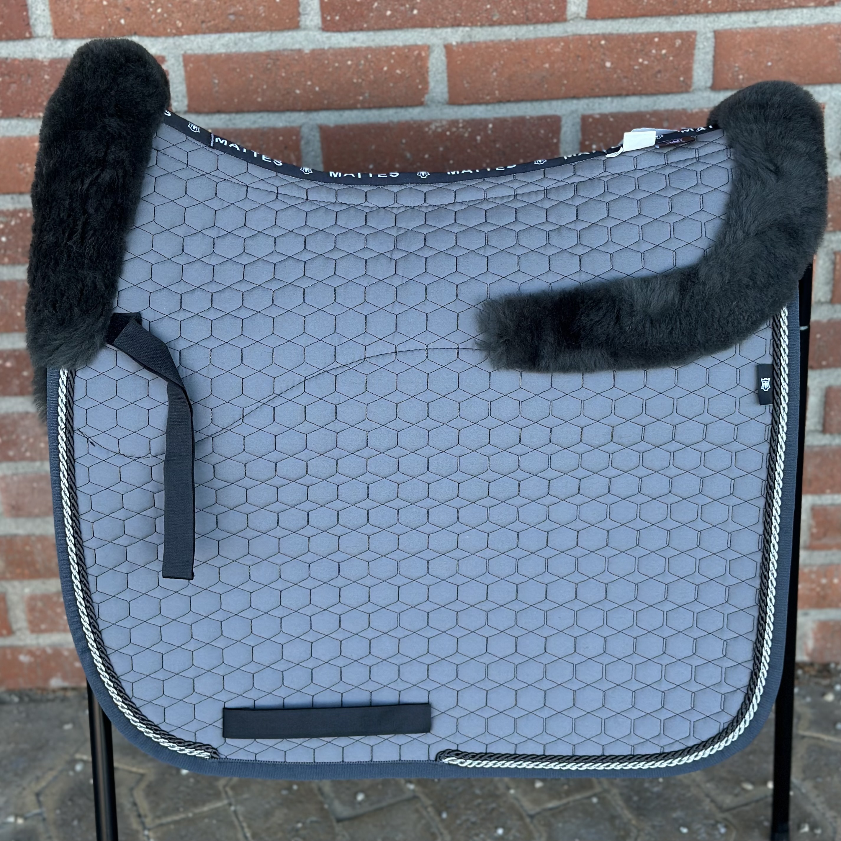 Mattes fårskinnsschabrak 2 flätor + kantband