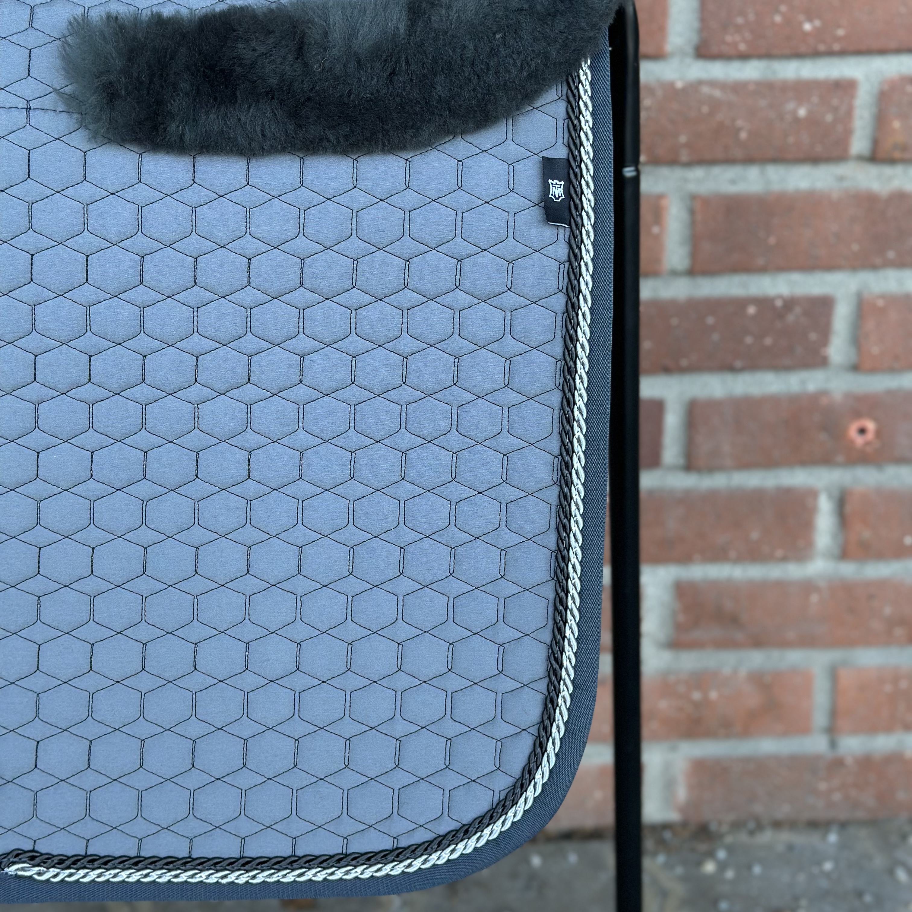 Mattes fårskinnsschabrak 2 flätor + kantband - 4