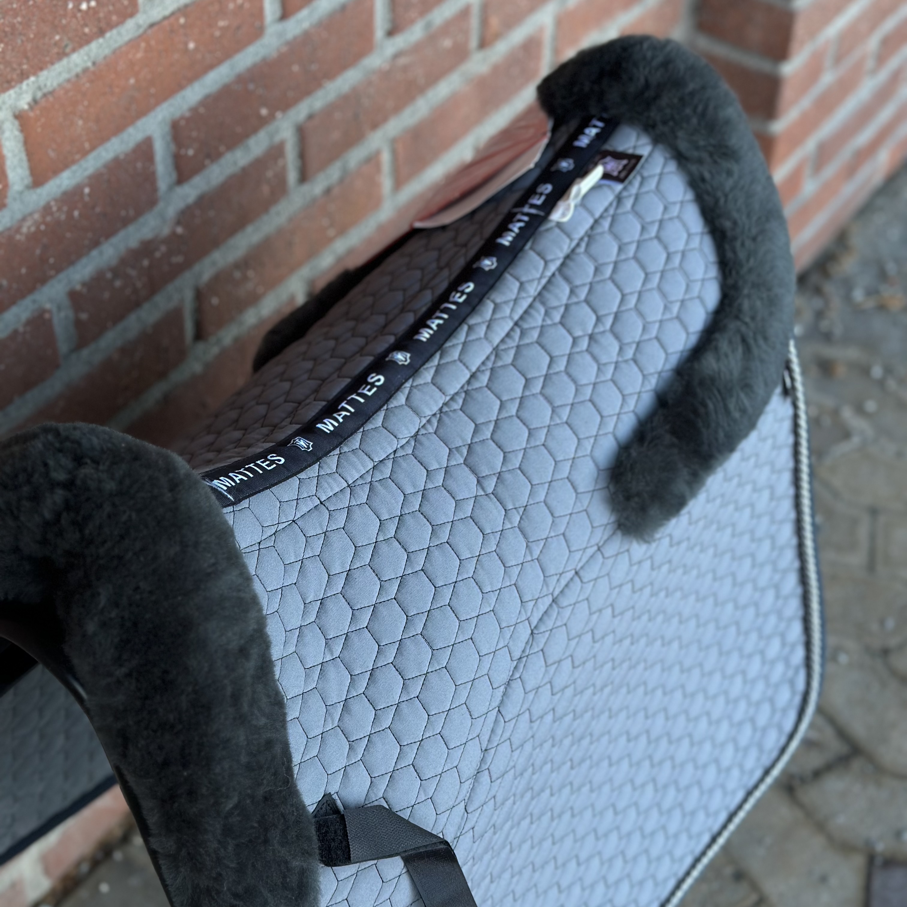 Mattes fårskinnsschabrak 2 flätor + kantband - 2