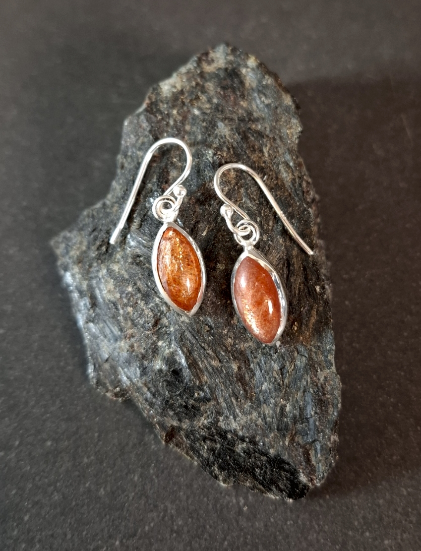 Örhängen i Silver med Solsten Cabochon