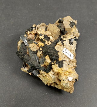 Svart Turmalin Kristaller i Orthoclase