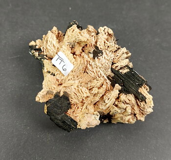 Svart Turmalin Kristaller i Orthoclase
