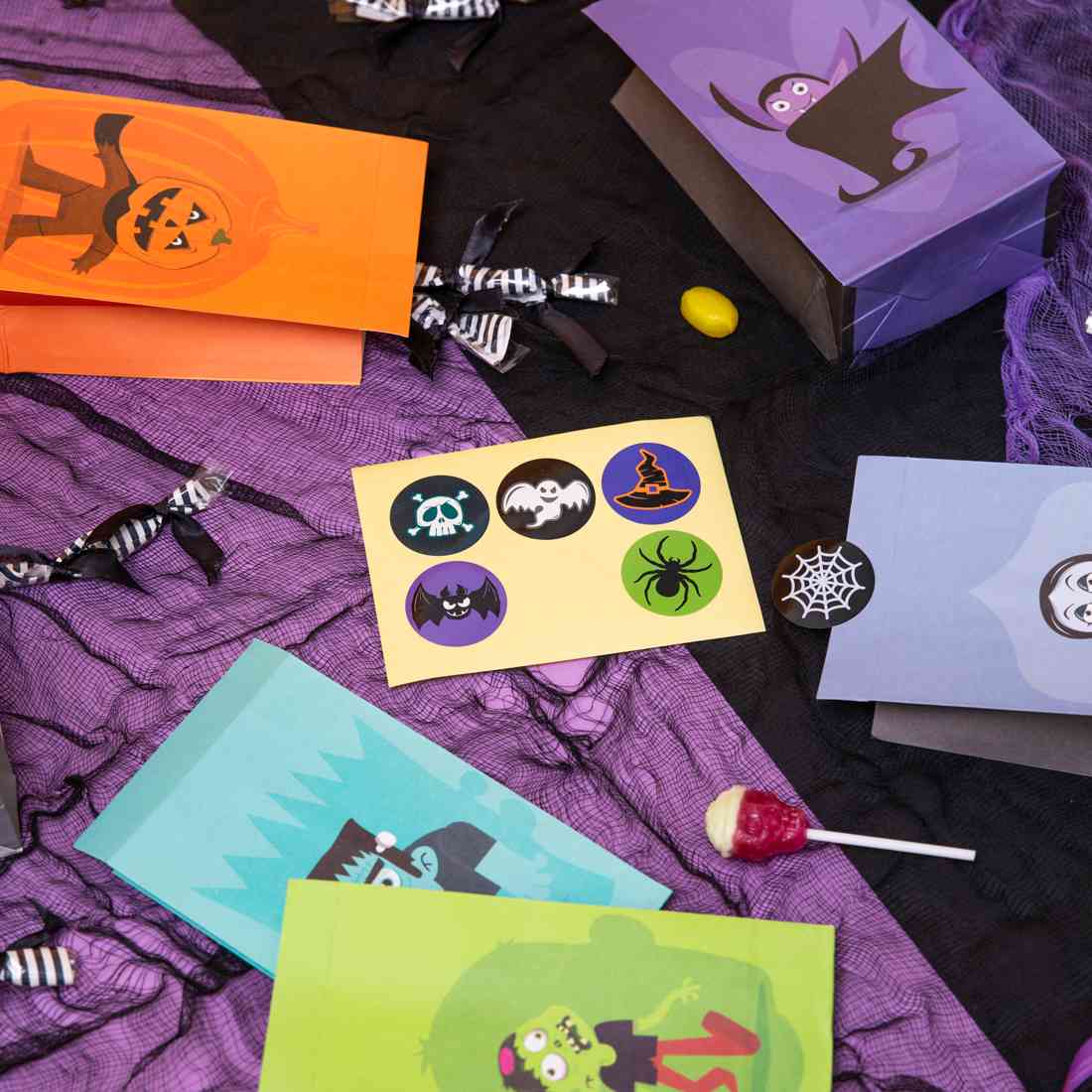 Halloween Monsters godispåsar fyllda med godis till Halloweenkalas och bus eller godis