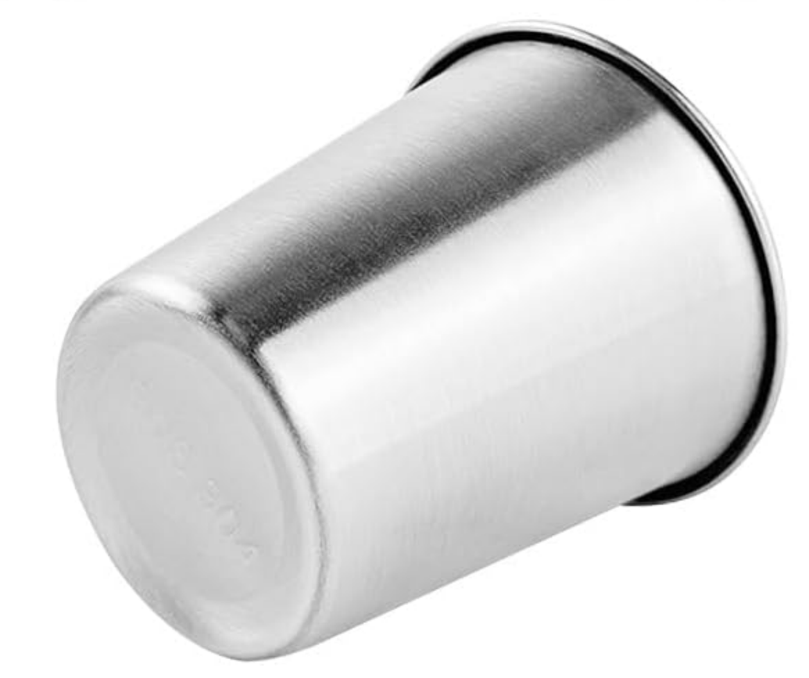 SUS304-ruostumattomasta teräksestä valmistetut metallimukit valkoisella pohjalla.