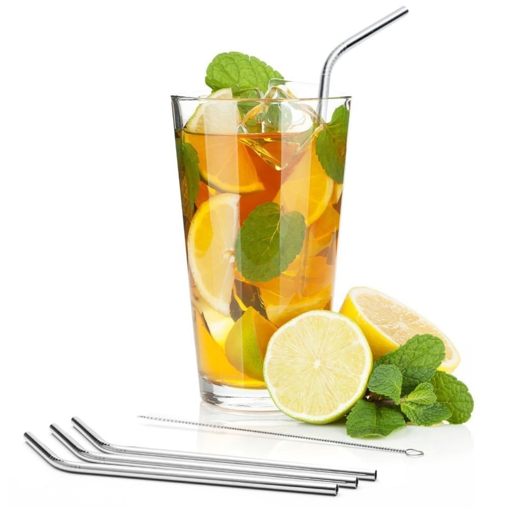 Stålhalm i glas med frugtdrik