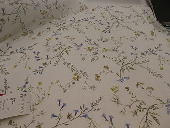 Alba ljus botten med små blommor i blå och gula toner