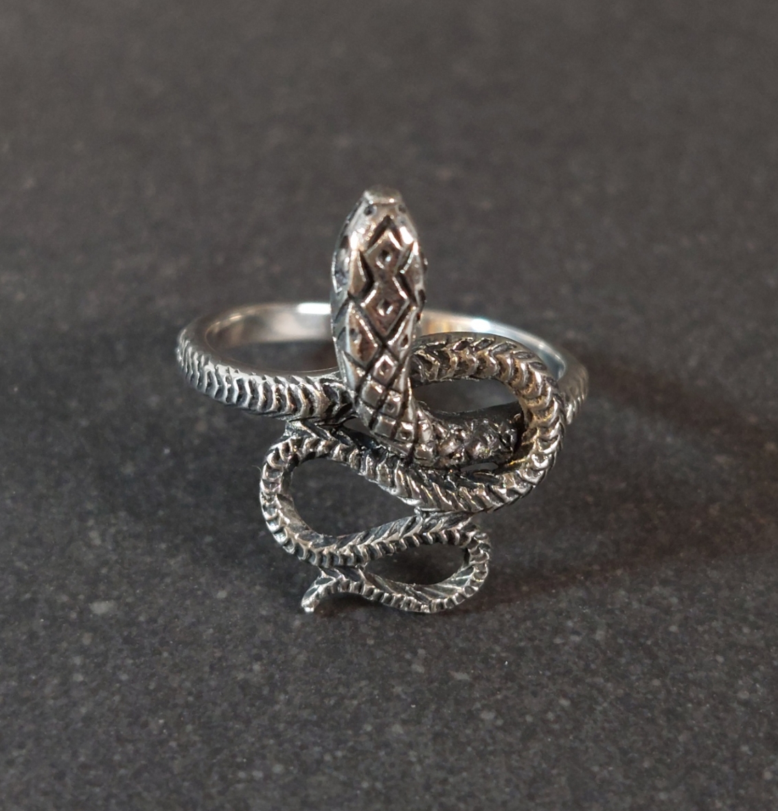 Ring i Silver - Detaljerad Orm