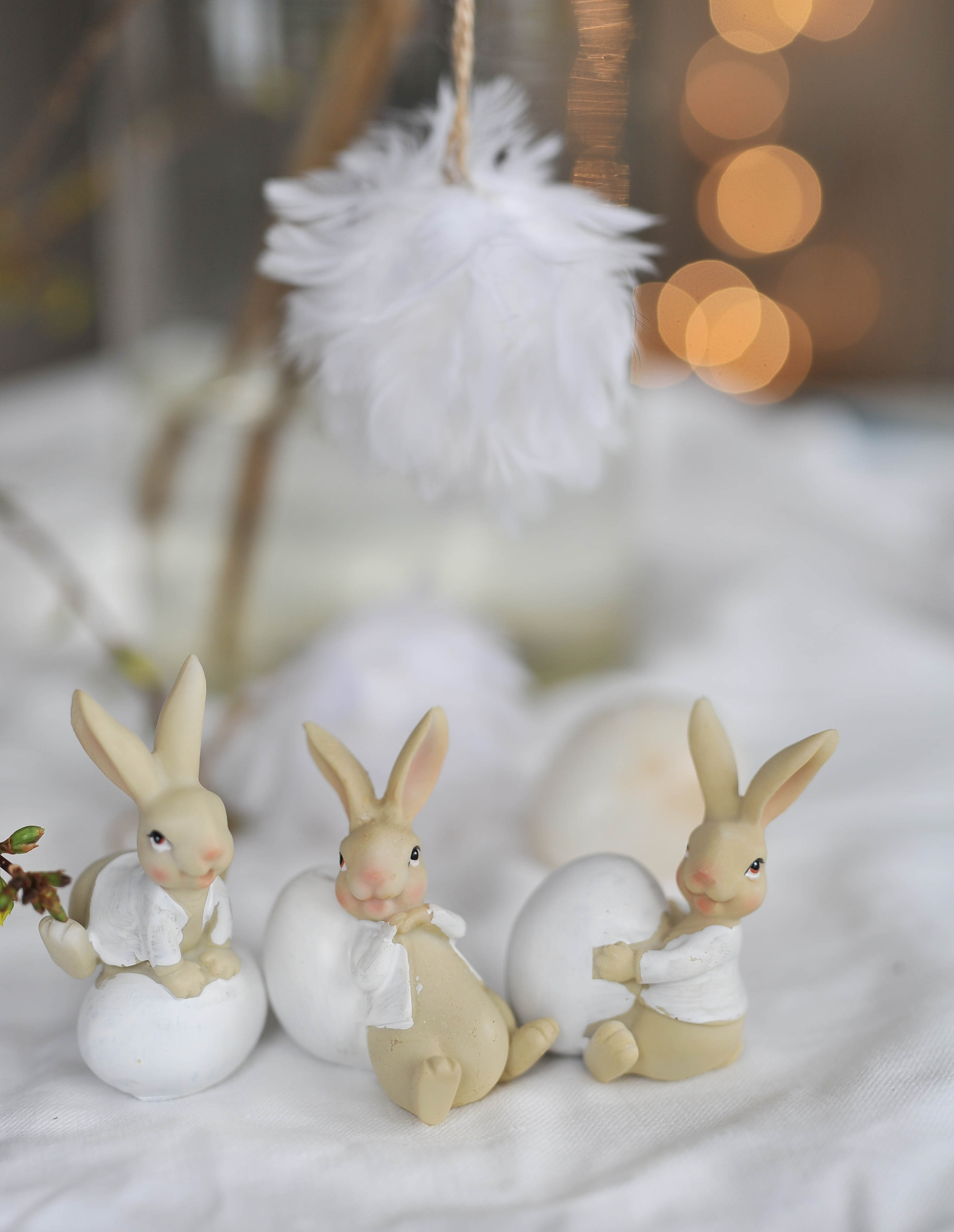 Rabbit with egg - Easter decoration - White/Sand - 4x5x8 cm - 2