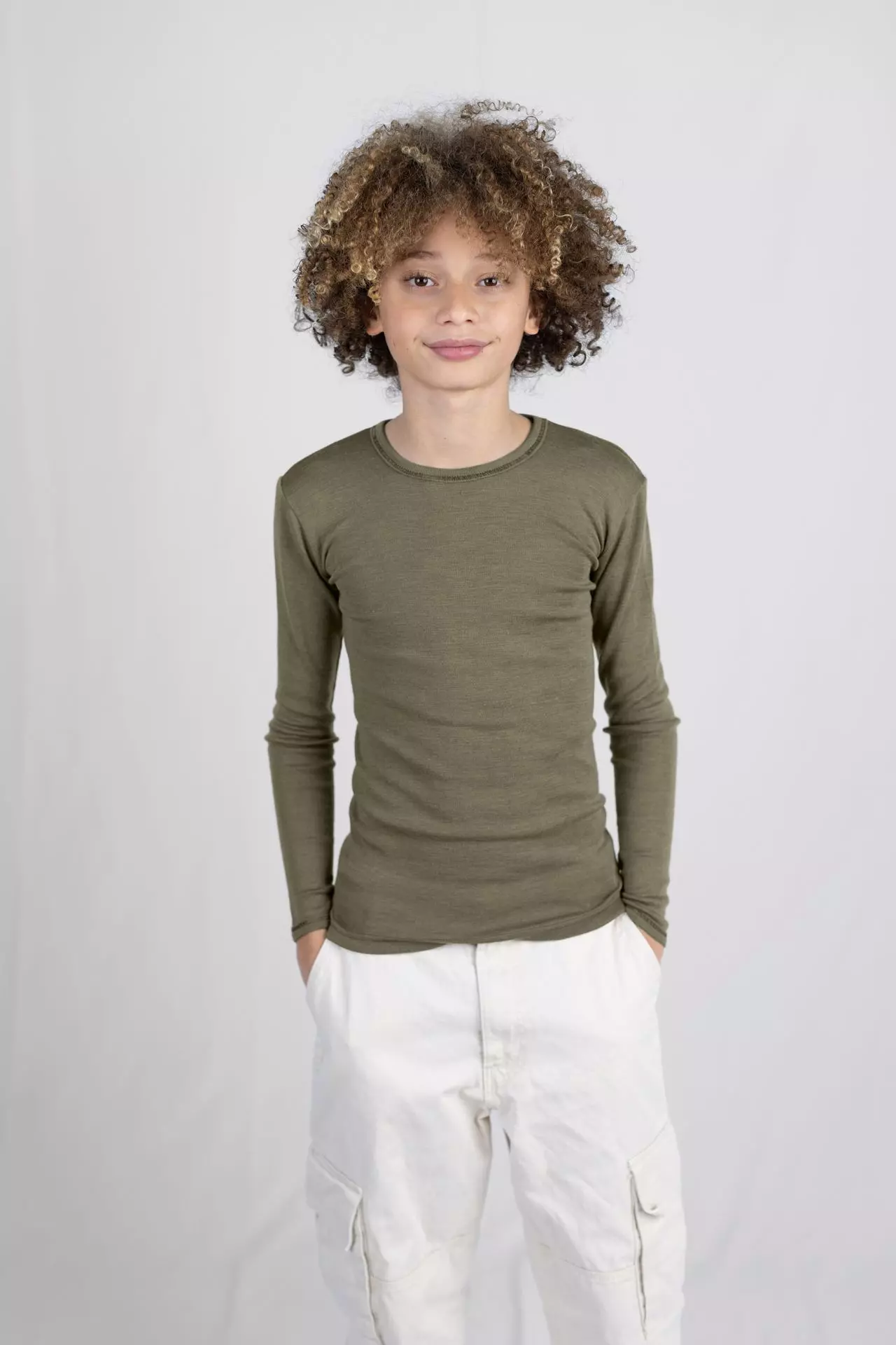engel-natur-ullsilke-troja-i-gots-certifiered-olive - stående modell