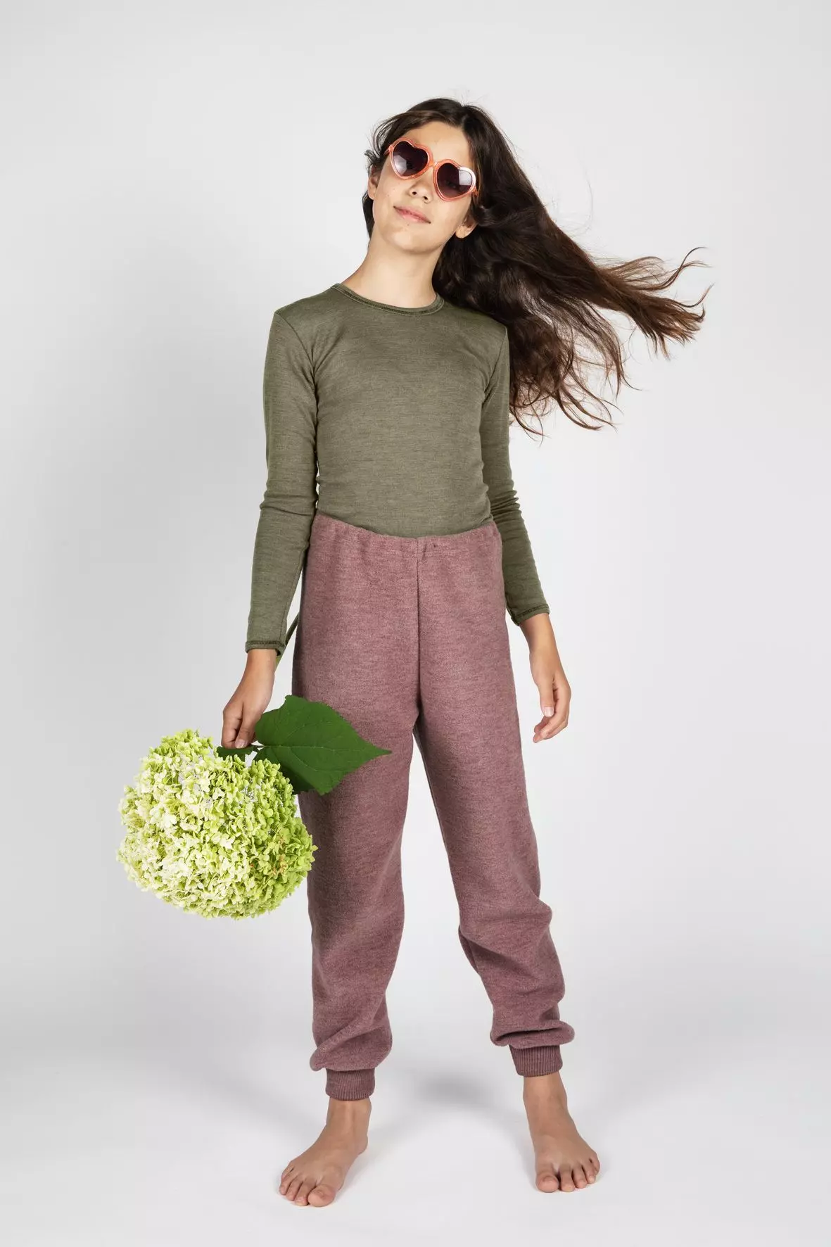 engel-natur-ullsilke-troja-i-gots-certifiered-olive - stående modell