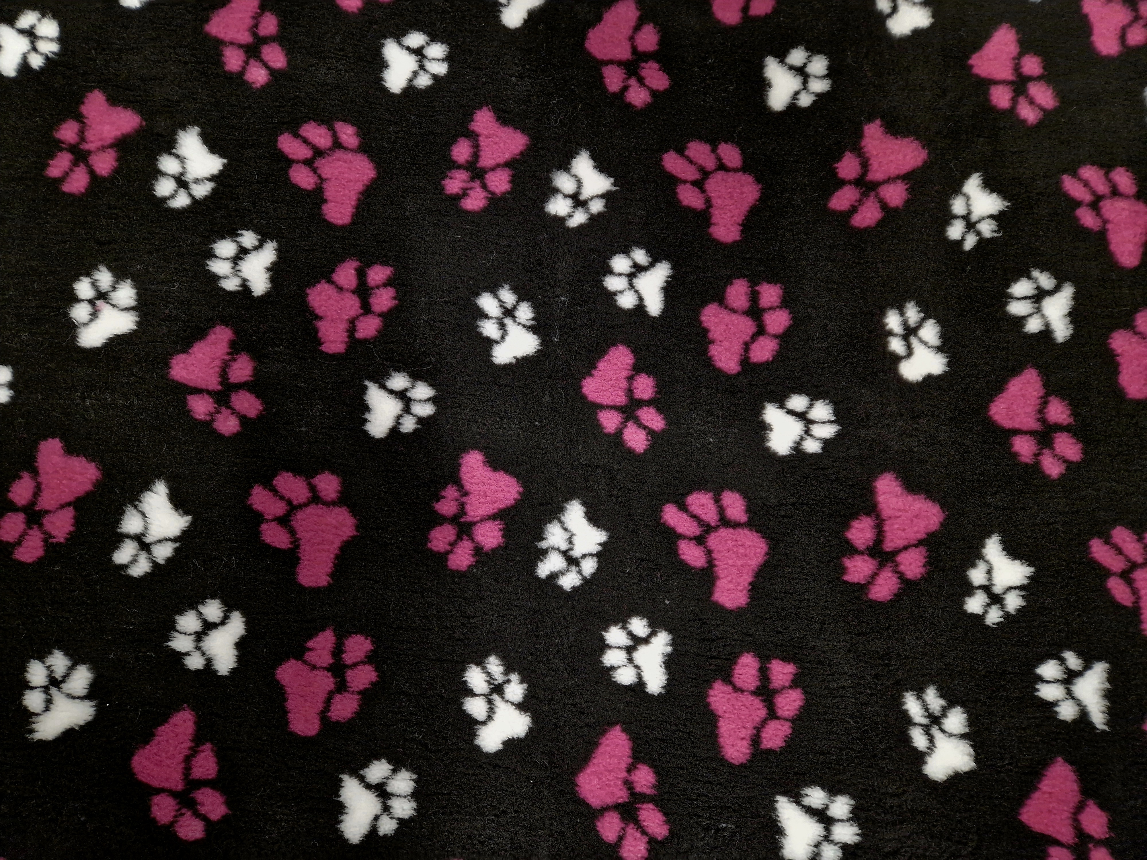 Hundfäll / vetbed, Svart med rosa/vita tassar