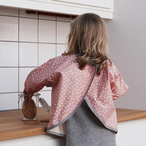 Barn med långärmat barnförkläde