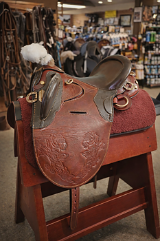 Stocksadel i läder med horn, inkl. tillbehör. 12". Brun