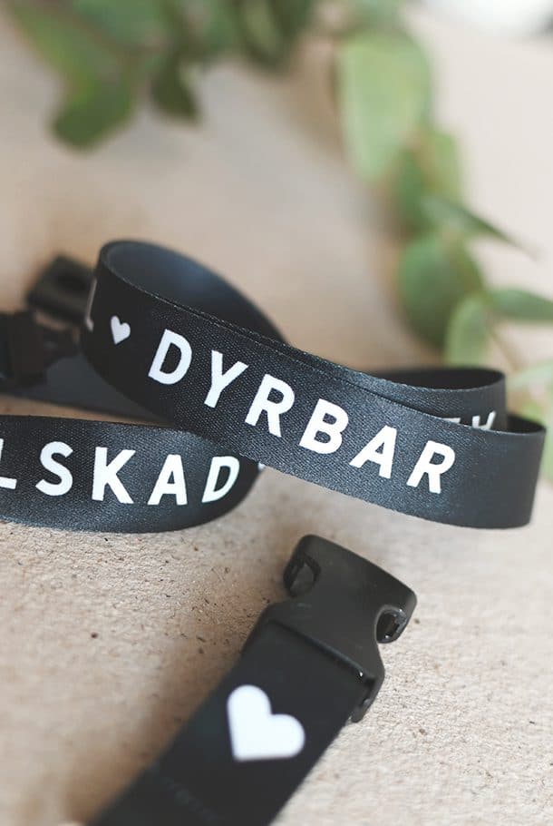 NYCKELBAND I SVART: ÄLSKAD, VÄRDEFULL, DYRBAR. OCH ALLMÄNT BRA!   - 4