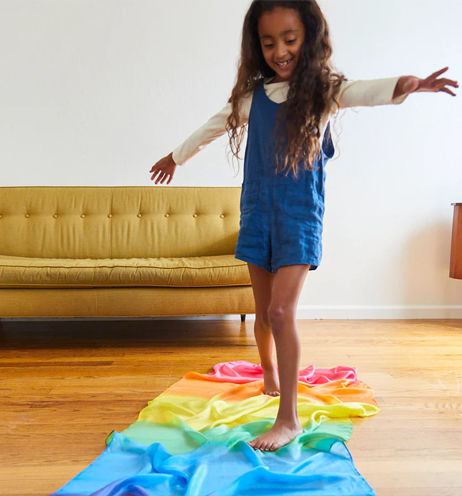 Giant playsilk Rainbow - jättestort lektyg i siden från Sarah's Silks - rainbow