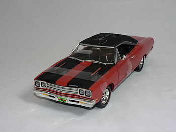 Plymouth 1969  ( John Force ) 1:18  Ertl/Auto World