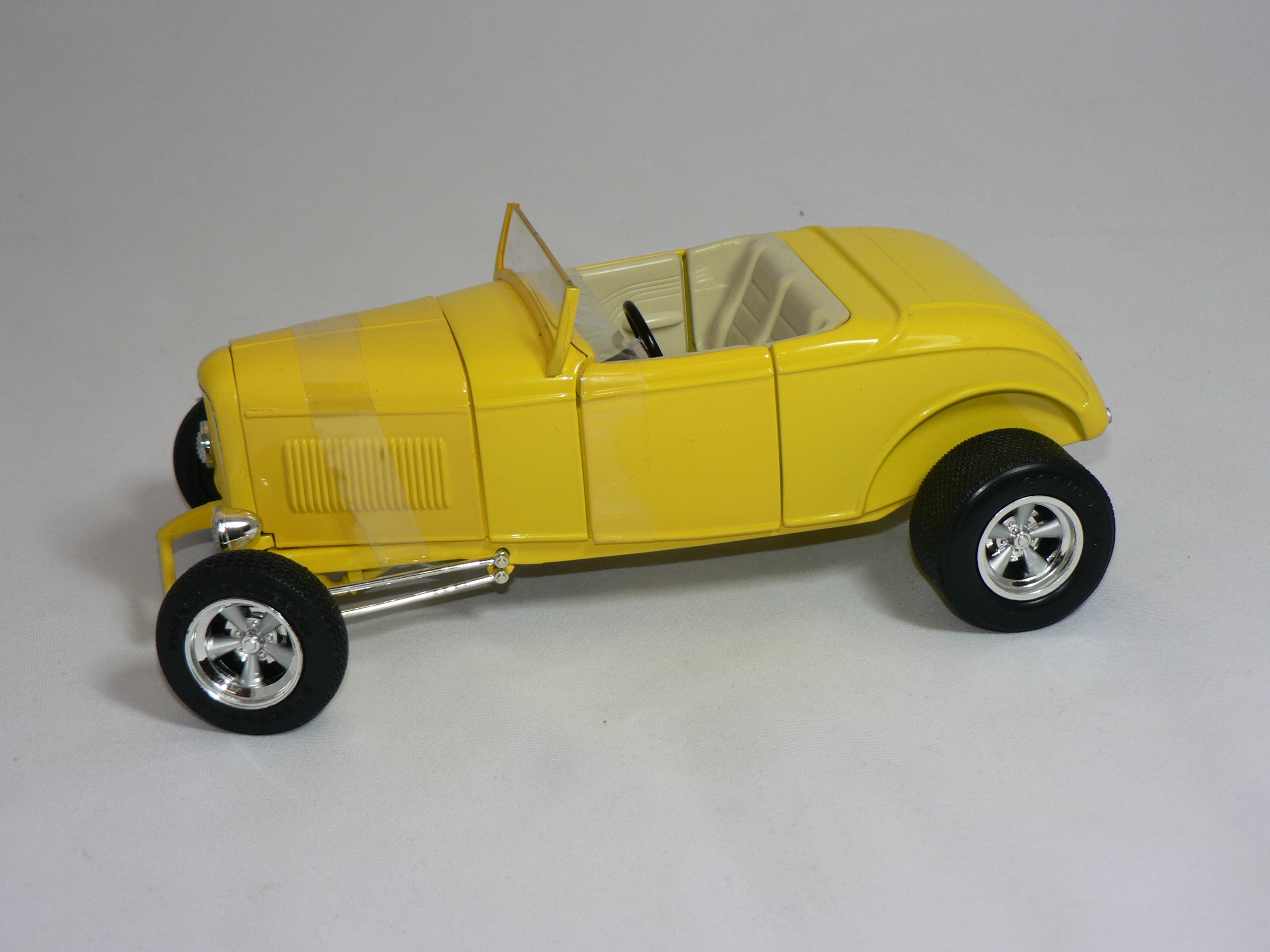 Ford Hot Rod  1932  1:18  Ertl  ( Route 66 ) Skada på kartong  - 3
