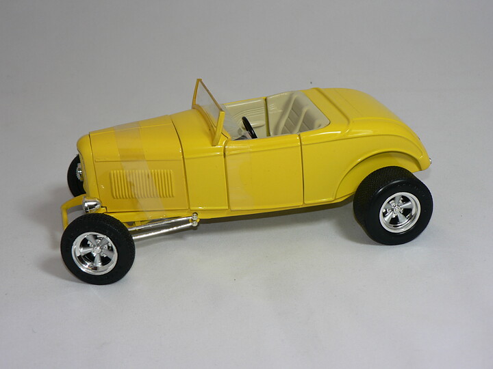 Ford Hot Rod  1932  1:18  Ertl  ( Route 66 ) Skada på kartong 