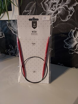 Rundsticka röd I metall 60cm 6.00