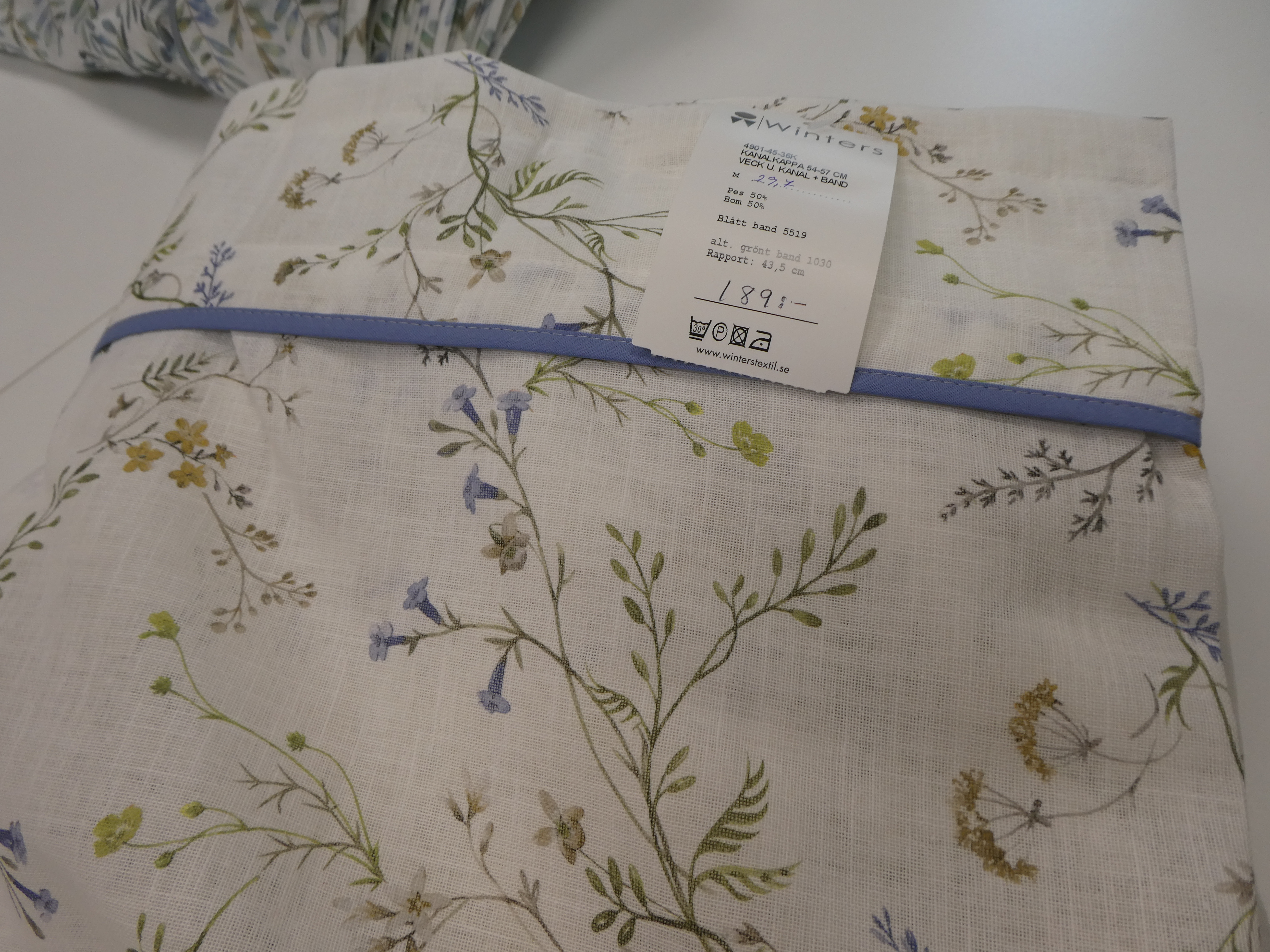 ljus bottenmed blommor iblå toner och blått band - 2
