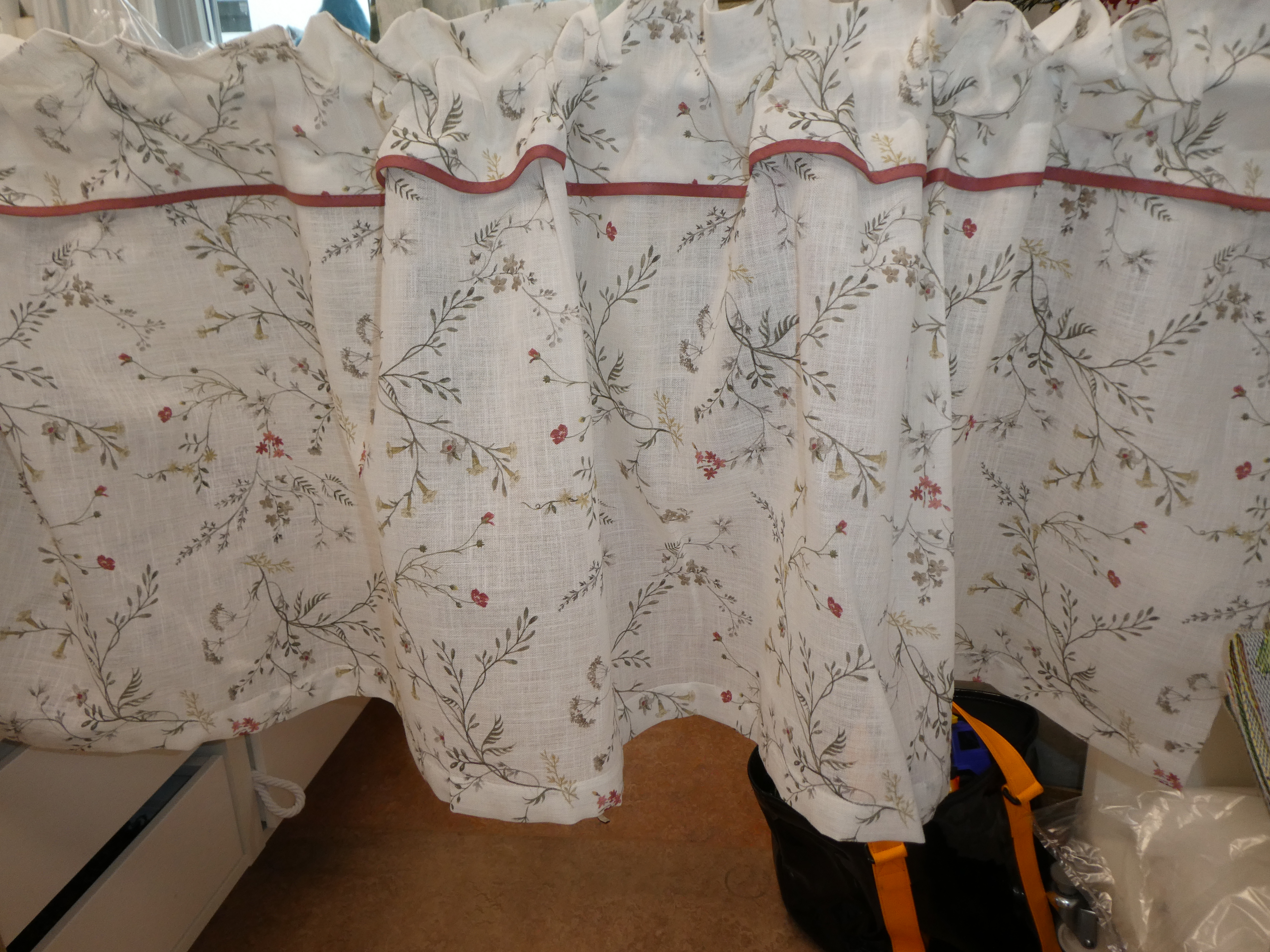 ljus bottenmed blommor i rostrosa toner och matchande band