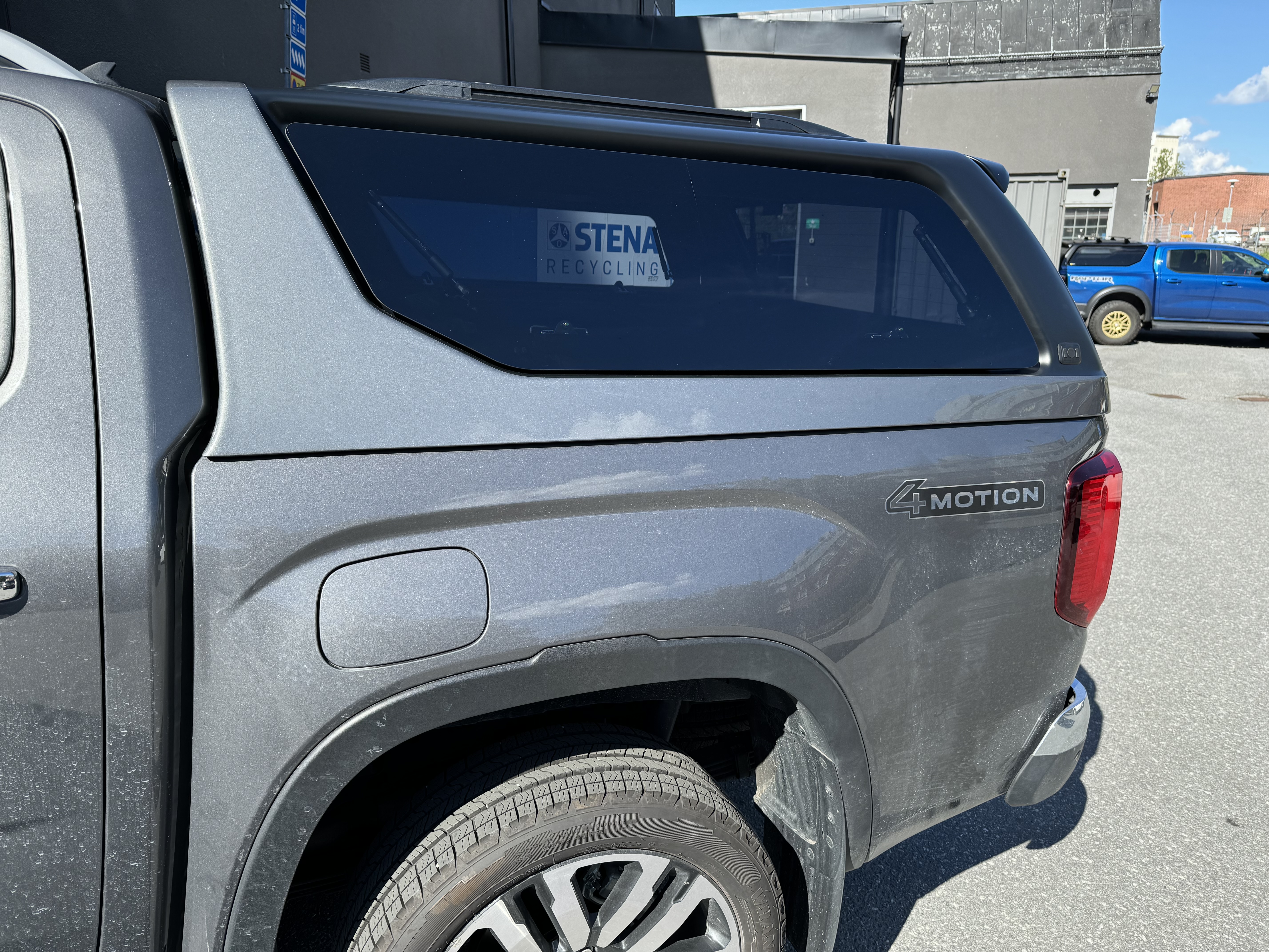 Nya Amarok Venture snett bakifrån