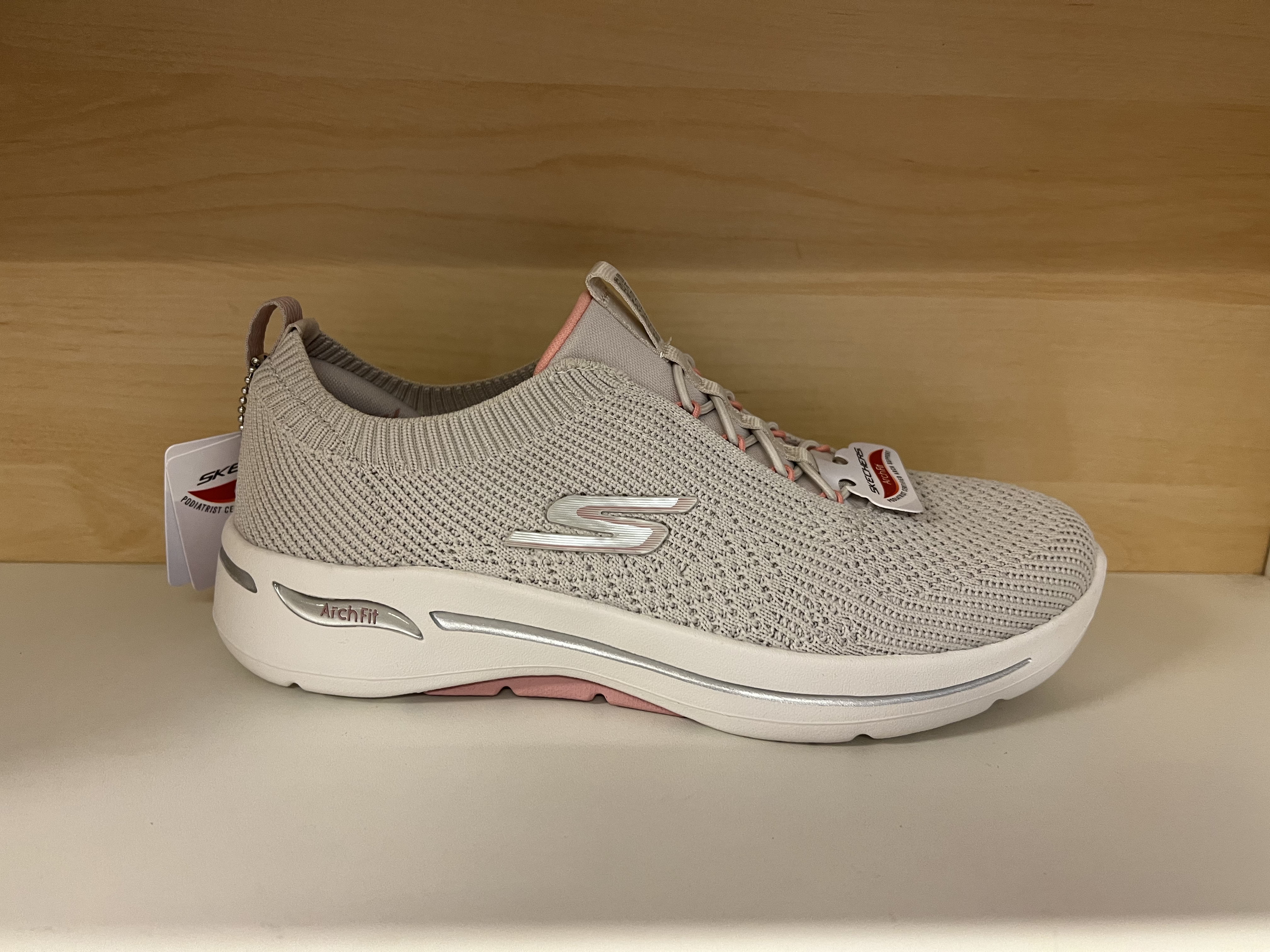 Skechers Damsko  "Arch Fit" innersula. Beige med rosa detaljer.