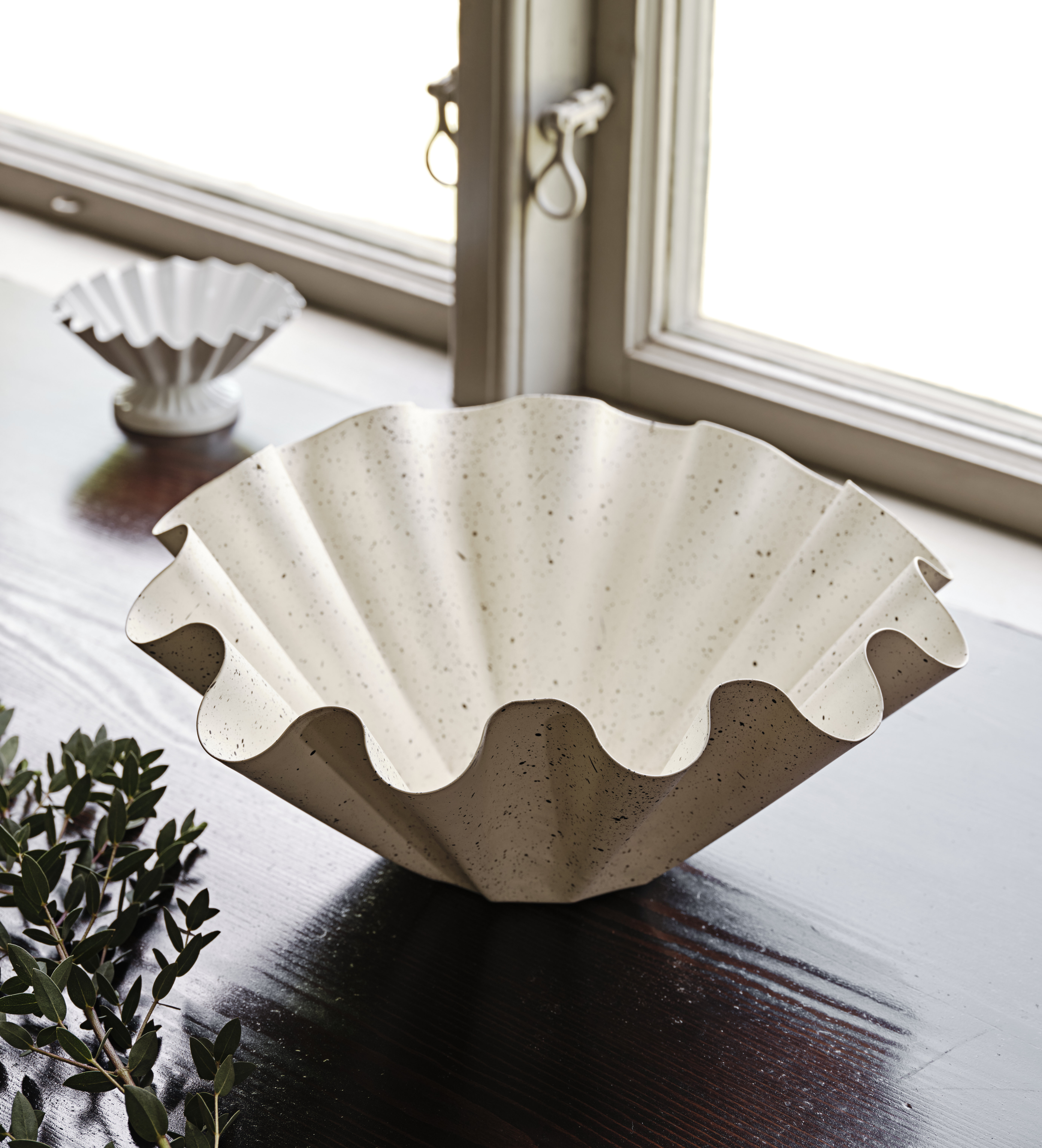 Stor creamfärgad skål med svarta prickar omkrets 30 cm höjd 13 cm.