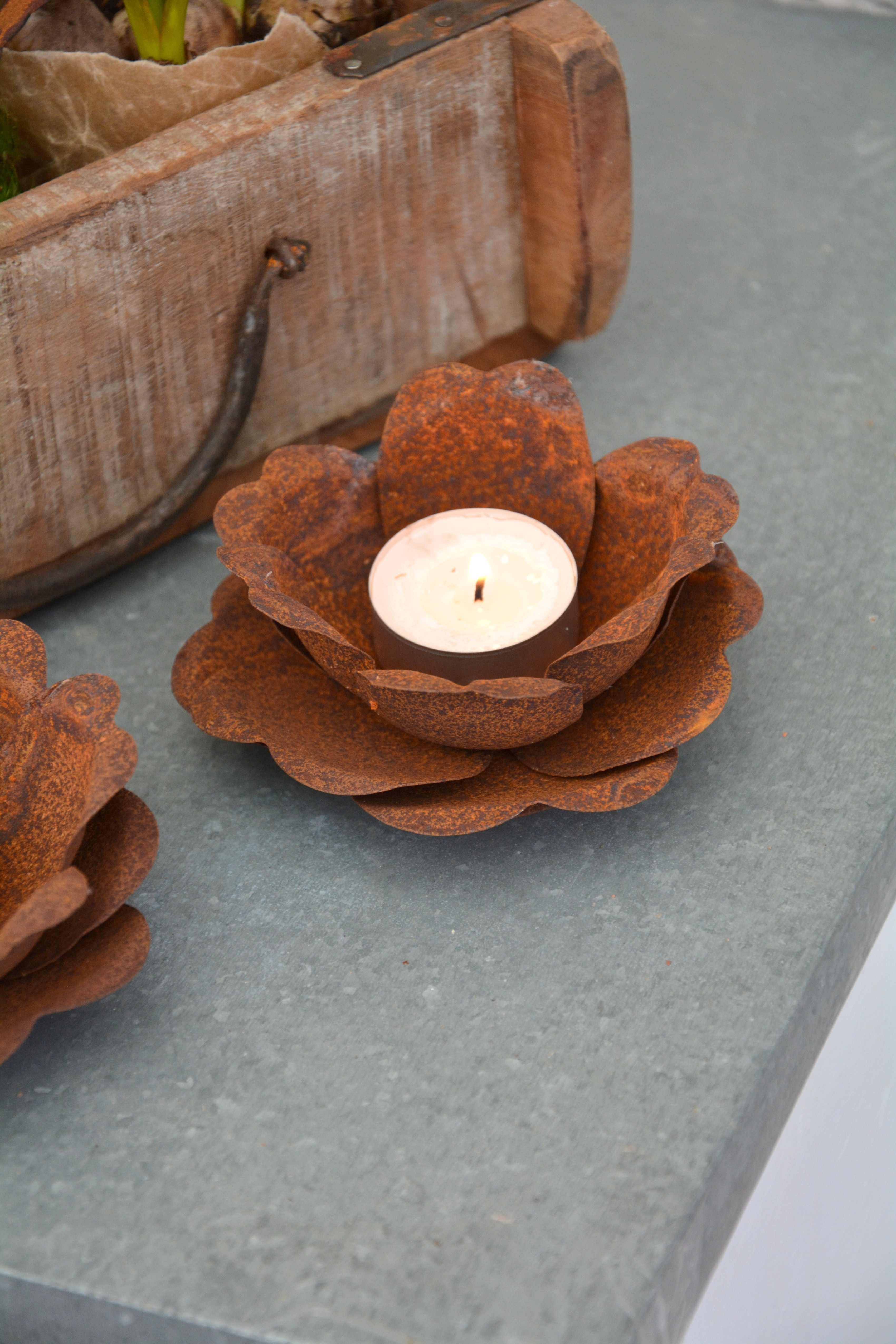 Ljuslykta ros i rostig plåt 10 cm.