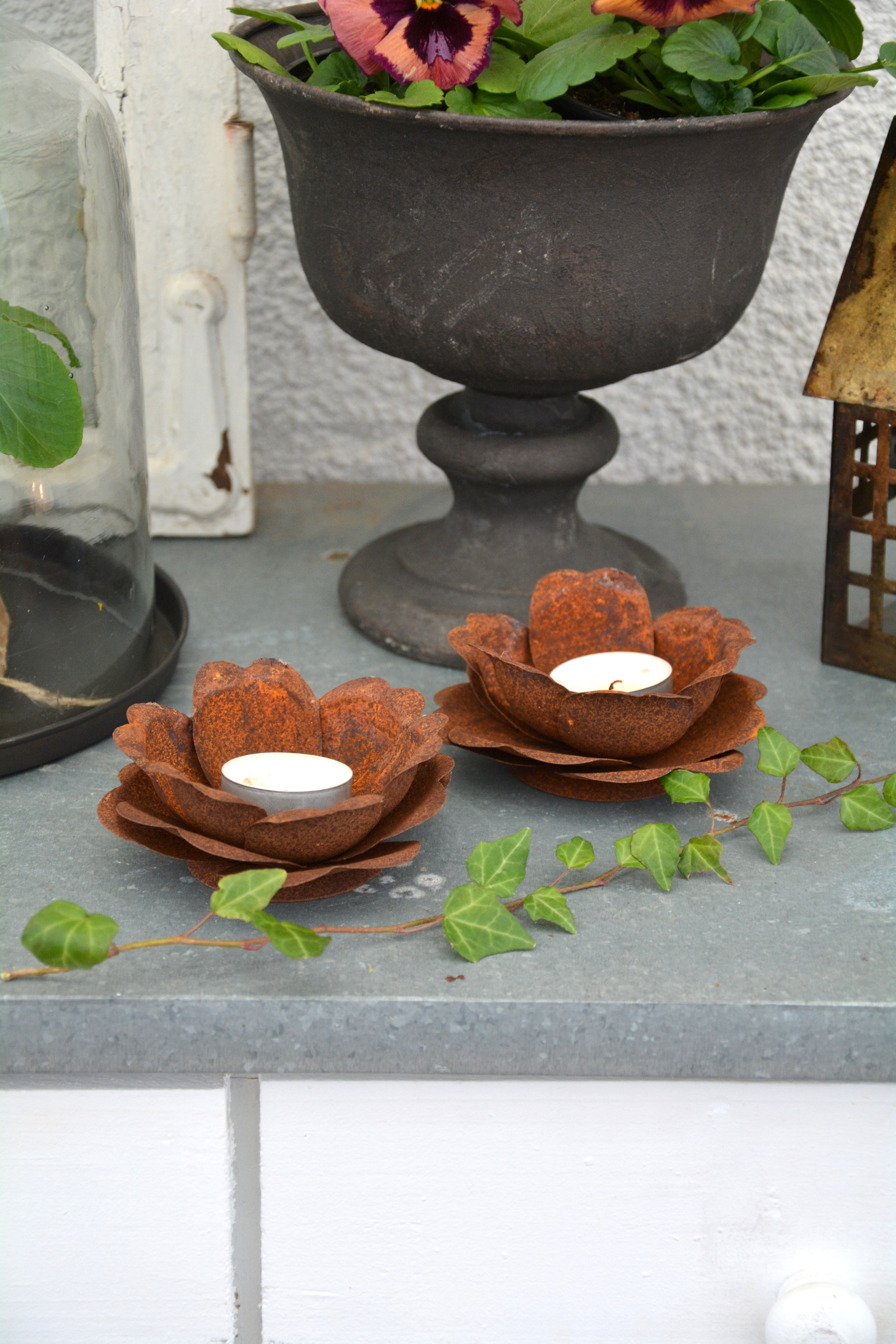 Ljuslykta ros i rostig plåt 10 cm.