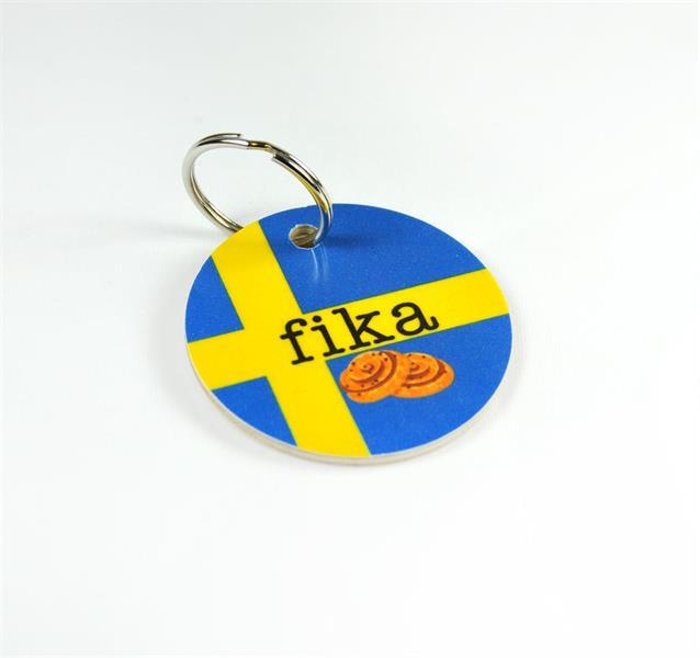 Keychain Fika & cinnamon buns, blue/yellow text